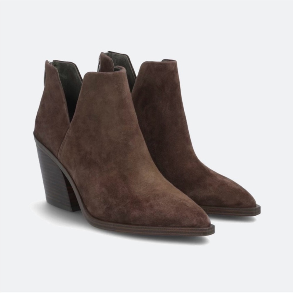 NWOT Vince Camuto Gigietta Dark Brown Ankle Suede Booties Size 6